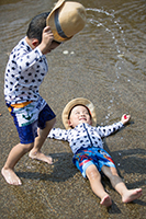 じゃぶじゃぶ池で水遊びをする2人のこども